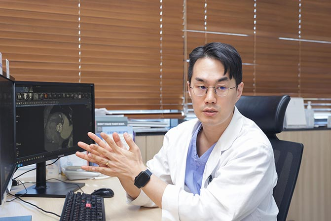 ‘대동맥판막협착증’, 비수술적 치료로 돌연사 예방 가능 [건강 나침반]