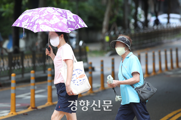 “코로나19 연1회 유행 패턴 굳어졌다, 여름 유행 가능성 높아”