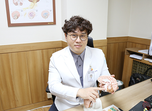 놓치기 쉬운 파킨슨병 초기 증상, 과격한 잠버릇과 변비 [건강 나침반]