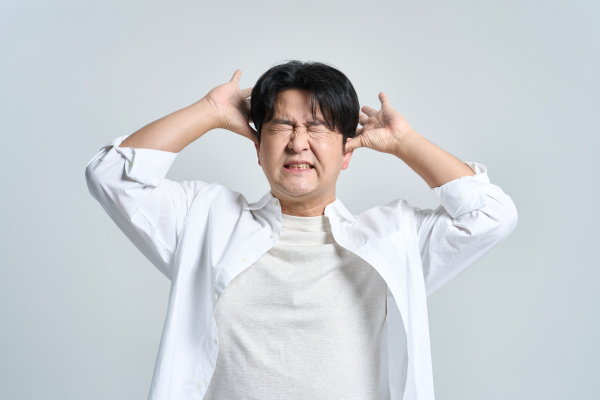 귀에서 ‘삐-’ 소리 난다면?…이명, 청력 저하 신호일 수도[e건강~쏙]
