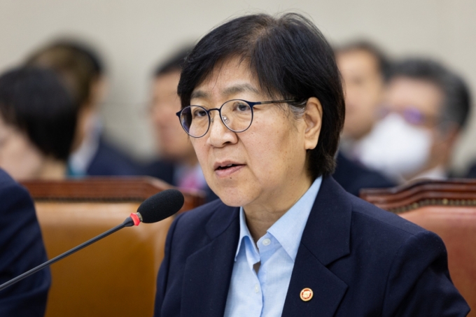 정은경 장관 "로봇수술 관리 시스템 만들 것…실손보험·비급여 개선 지속"