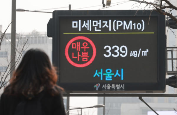 봄철 느는 각막염...각막 관리의 핵심은 ‘이것’[e건강~쏙]