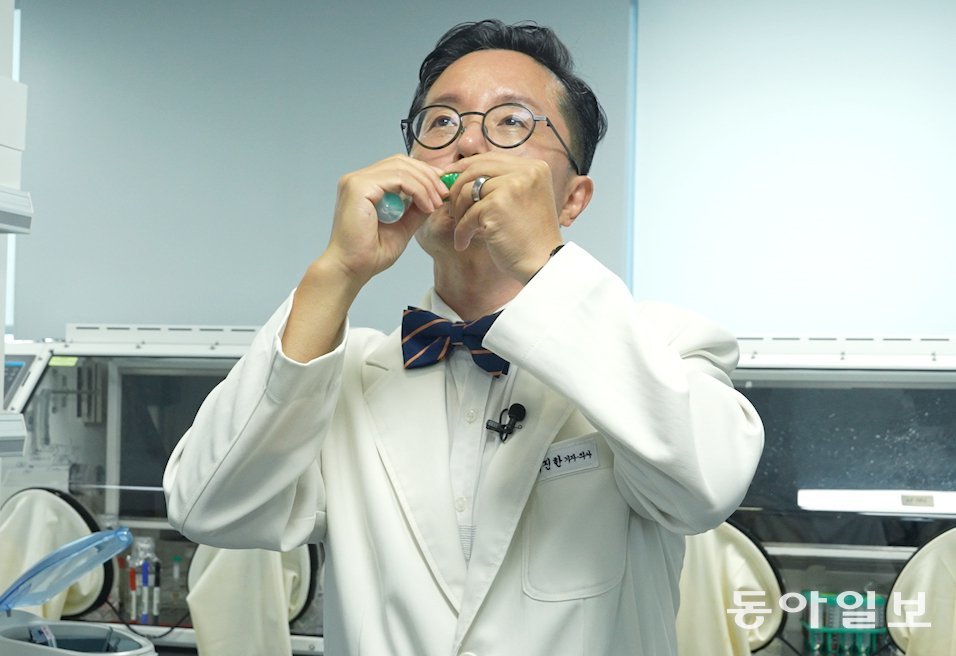 ‘가글’하듯 입속 세균 검사… ‘하루 5번’ 양치질 처방[이진한 의학전문기자의 메디컬 체험]